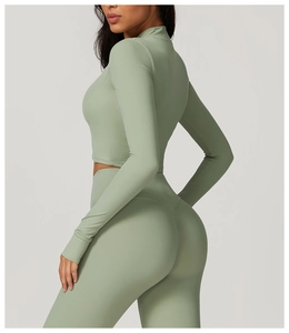 Détail de la veste de yoga vert sauge avec col montant et tissu de sport extensible côtelé
