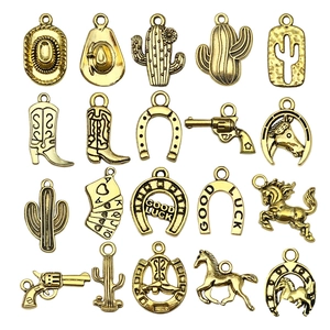 Collectie van 20 vintage gouden western cowboy hangers op een witte achtergrond