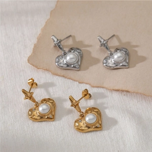 Boucles d'oreilles cœur dorées et argentées avec perle et détail d'étoile
