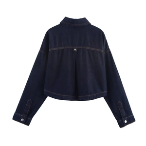 Détail du dos d'une veste courte en jean bleu foncé avec coutures et boutons en métal