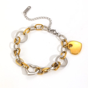 Détail du bracelet pendentif cœur bicolore or et argent avec maillons de chaîne épais