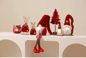 Détail de gnomes rouges lumineux et rennes en bois sur un présentoir festif