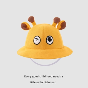 Détail du chapeau bob jaune pour enfants avec bois 3D et yeux brodés clignant de l'œil