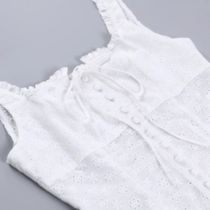 Détails du haut en dentelle jacquard blanche avec broderie et boutons en tissu