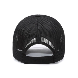 Vue arrière d'une casquette de baseball noire en maille avec sangle réglable au dos