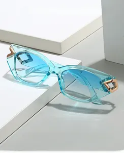 Detail der blauen Katzenaugen-Brille mit goldenen Büroklammer-Design-Akzenten
