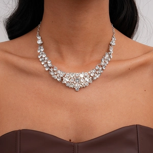 Vue détaillée du collier luxueux en argent serti de strass aux formes variées