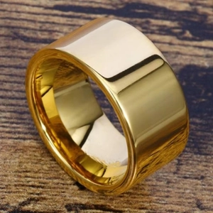 Dettaglio macro di un anello dorato lucido a specchio largo 12mm su legno scuro