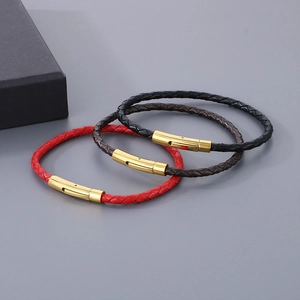 Ensemble de trois bracelets en cuir tressé noir, marron et rouge avec fermoirs magnétiques