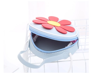Dettaglio della mini borsa a tracolla azzurra con applicazioni floreali in pelle