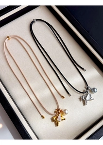 Détail de pendentifs en forme de cheval avec zircon, perles et cordes tressées colorées