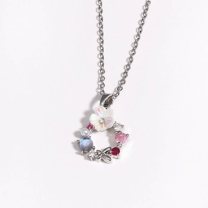 Détail d'un collier couronne florale en argent avec nacre et pierres précieuses