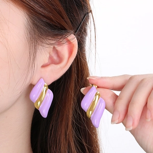Boucles d'oreilles en titane plaqué or rayées violet clair au design de feuille
