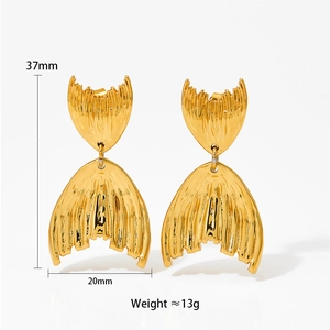 Détail de boucles d'oreilles queue de poisson dorées montrant la taille 37mm par 20mm