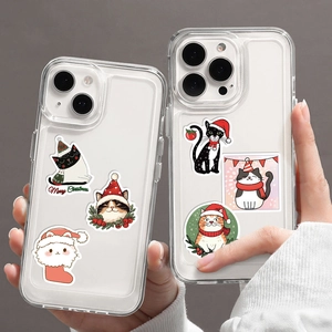 Dettaglio della cover trasparente per iPhone con adesivi di gatti natalizi e scritte