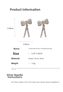 Vue détaillée des boucles d'oreilles cœur noeud zircon mesurant 2,40 cm x 1,40 cm et 5,4 g