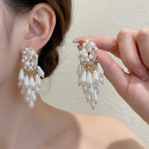 Vue macro de boucles d'oreilles vintage avec pierres et pampilles de perles