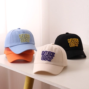 Détail de la broderie 3D Nice Day sur les casquettes de baseball en coton pour enfants