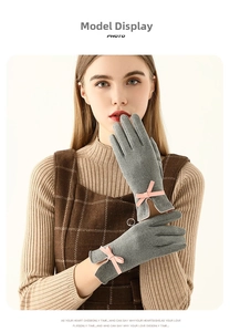 Détail de gants d'hiver gris avec nœuds roses et fente au poignet pour femmes