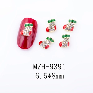 Detailansicht MZH-9391 Weihnachtsstrumpf Nagelkunst mit Emaille und glänzenden Strasssteinen