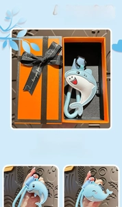 Porte-clés requin mignon en cuir bleu avec dragonne tressée et boîte cadeau orange chic