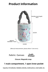 Detaillierte Maße der hellblauen Canvas-Beuteltasche mit Hasenprint und Karogriff