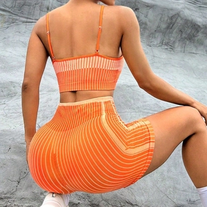 Set da yoga arancione senza cuciture con reggiseno sportivo e pantaloncini da palestra