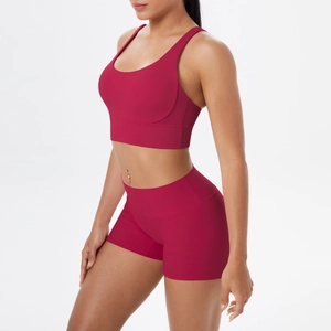 Détail du short de yoga taille haute et du soutien-gorge de sport en rouge rose foncé