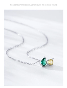 Vue détaillée du collier en argent S925 avec pierres précieuses vert poire et jaune