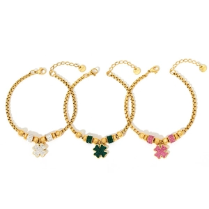 Vue détaillée de trois bracelets trèfle en acier inoxydable doré avec strass colorés