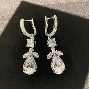 Elegante zilveren druppeloorbellen met peervormige zirkonia voor bruiden en luxe feesten