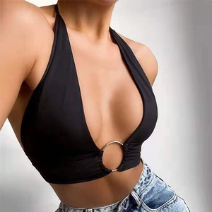 Haut court licou noir sexy pour femme avec décolleté en V profond et anneau métallique chic