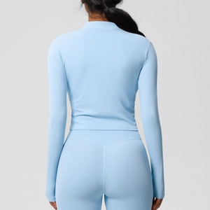 Ensemble de yoga bleu clair ajusté avec veste à col montant et legging taille haute