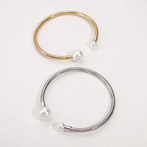 Detail of adjustable metal snake chain collars with white pearls in gold and silver finish