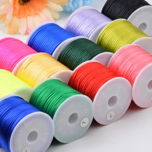Rocchetti di cordoncino di raso colorato da 1,5 mm per creazione gioielli DIY e tessitura