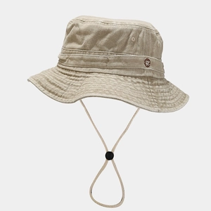 Détail macro du chapeau bob en coton lavé kaki avec logo en métal et cordon coupe-vent