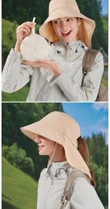 Detail eines beigen Sonnenhuts mit Nackenschutz und passender Tasche zum Wandern