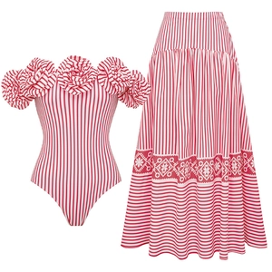 Badeanzug-Set in Rot-Weiß mit Blumen-Bodysuit und langem Maxirock im Boho-Stil