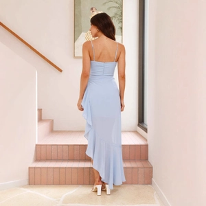 Robe dos nu bleu clair élégante avec ourlet asymétrique à volants et coupe ajustée