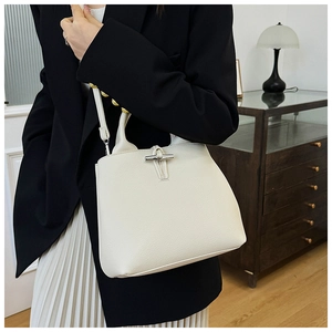 Détail du sac à main en cuir grainé blanc cassé avec un fermoir en T argenté élégant