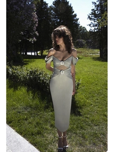 Détail d'une robe vert sauge avec découpe à la taille et anneau métallique argenté