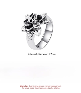 Dettaglio dell'anello teschio gotico con motivi floreali e specifiche delle dimensioni