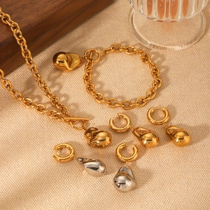 Mise à plat de pendentifs goutte d'eau dorés sur colliers et bracelets à maillons
