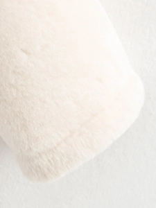 Gros plan détaillé de la texture en fausse fourrure blanc cassé d'une veste d'hiver