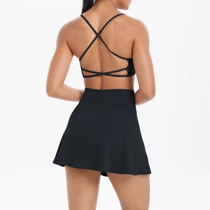 Détail du soutien-gorge de sport à dos croisé et jupe de tennis à taille haute noire