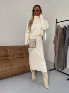 Texture de maille détaillée d'un ensemble pull à col roulé beige et jupe midi