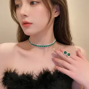 Elegantes Smaragd Schmuckset mit Diamantkette und passendem Ring am Model