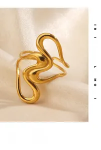 Détail d'une bague dorée aux courbes irrégulières avec finition polie sur fond de soie