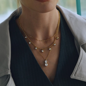 Dettaglio della collana a tre strati placcata oro 18K con ciondoli in zirconio a forma di cuore