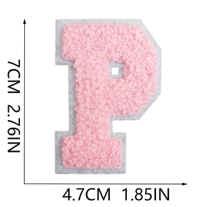 Toppa lettera P in ricamo ciniglia rosa con misure altezza 7 cm e larghezza 4,7 cm dettagliate